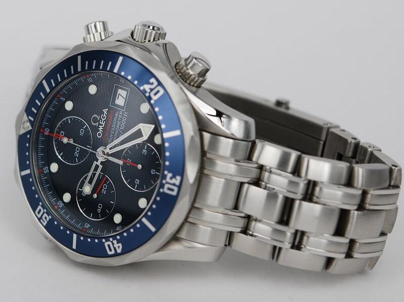 Omega knock-off watches for men are featured with 41.5mm in diameter.