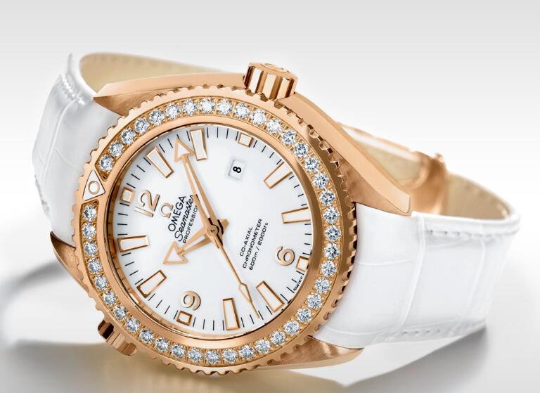 Top imitation watches are combined with red gold and diamonds.